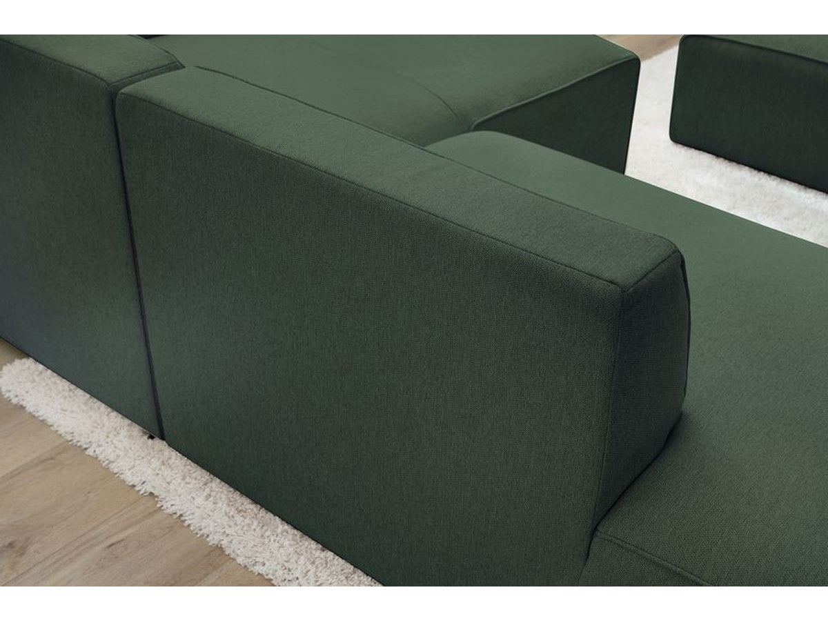 Žalia kampinė sofa MEGEVE jaukioje poilsio zonoje
