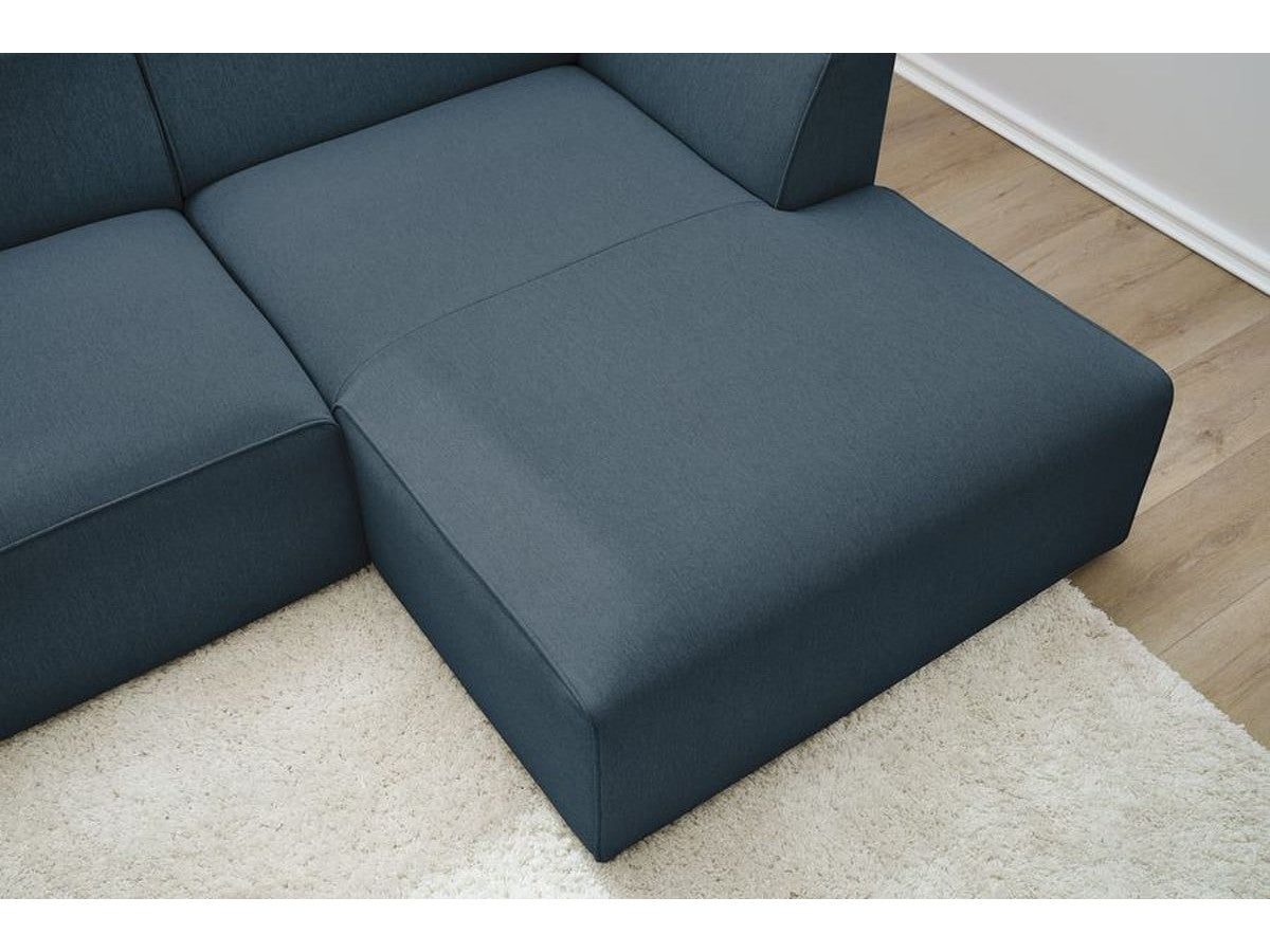Tamsiai mėlyna kampinė sofa MEGEVE su gilia sėdima dalimi