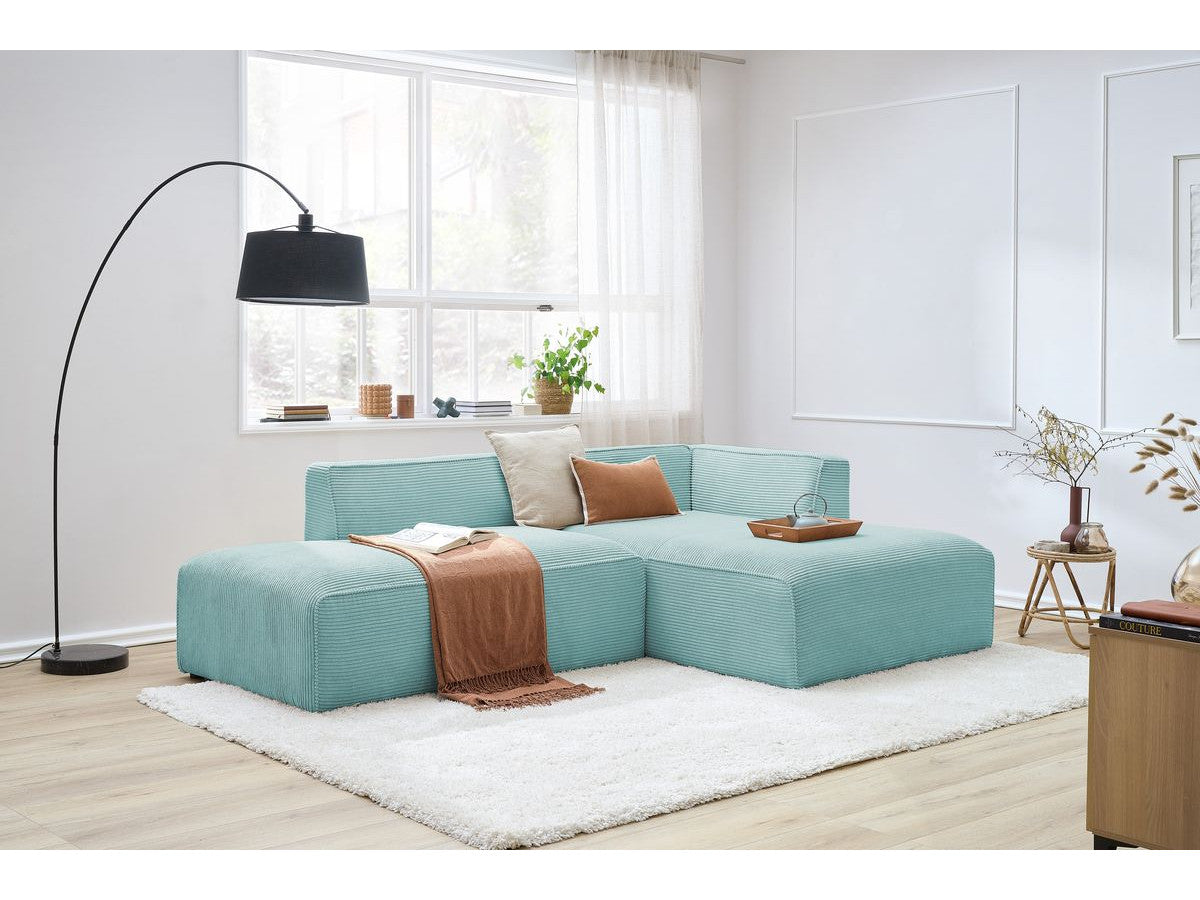 Kampinė sofa MEGEVE veliūrinė su dešiniu kampu erdvioje svetainėje