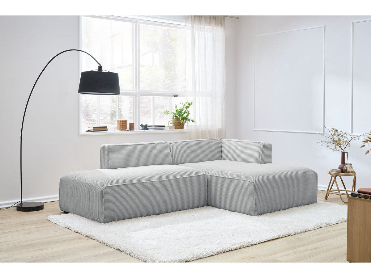 Kampinė sofa MEGEVE veliūrinė šviesiai pilka su švelnia tekstūra iš arti