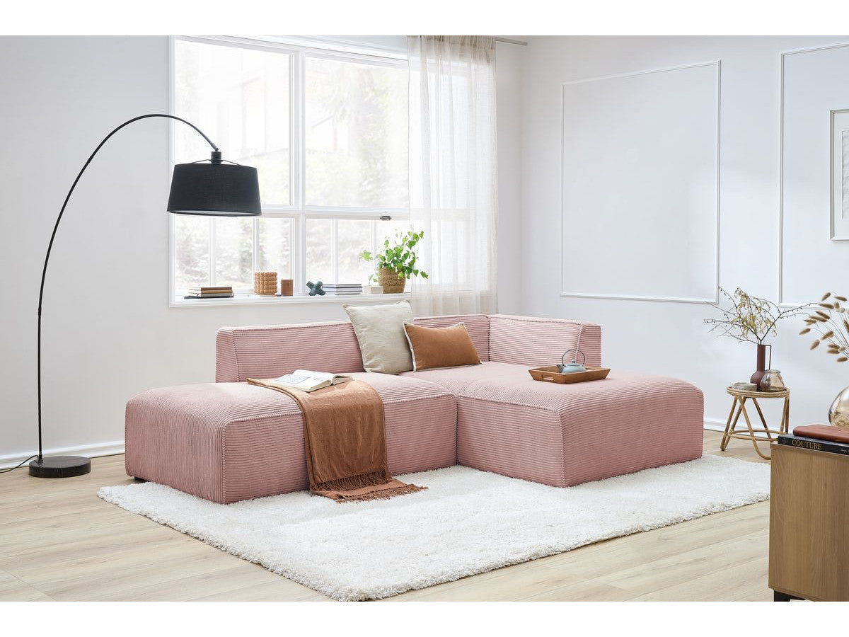 Kampinė sofa MEGEVE veliūrinė rožinė moderniame interjere