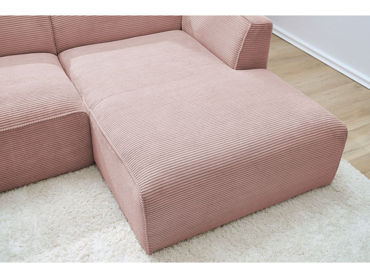 Kampinė sofa MEGEVE veliūrinė rožinė minimalistinio dizaino svetainėje