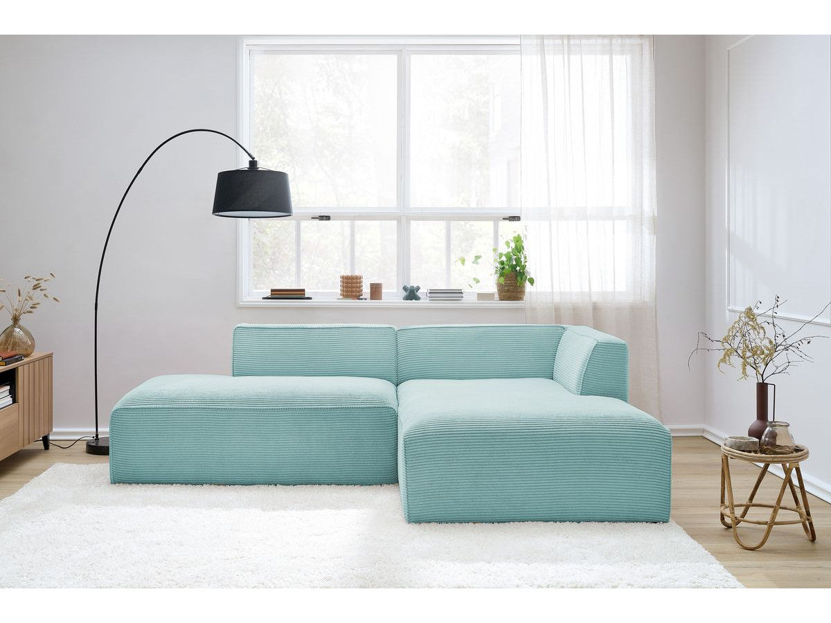 Kampinė sofa MEGEVE veliūrinė kaip patogus poilsio centras