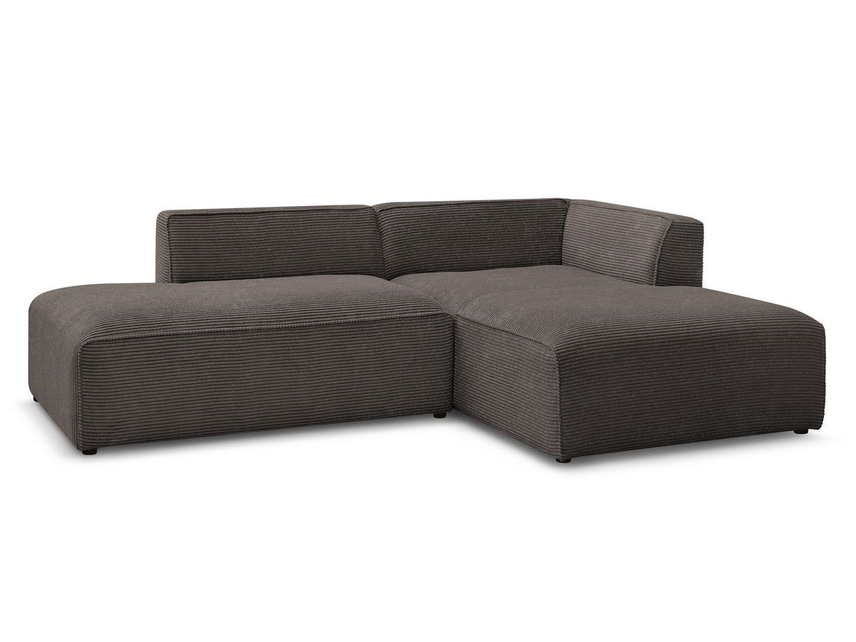 Kampinė sofa MEGEVE veliūrinė ruda su žemu moderniu siluetu
