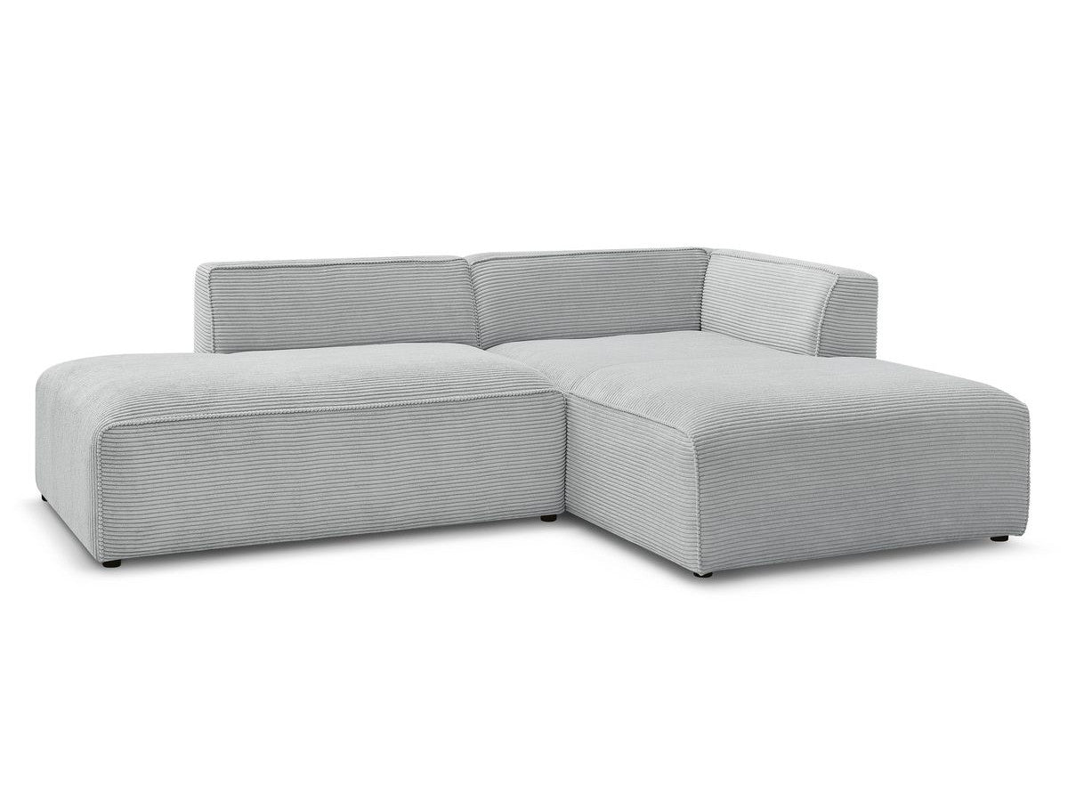 Kampinė sofa MEGEVE veliūrinė šviesiai pilka su dešiniu kampu svetainėje