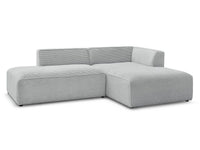 Kampinė sofa MEGEVE veliūrinė šviesiai pilka su dešiniu kampu svetainėje