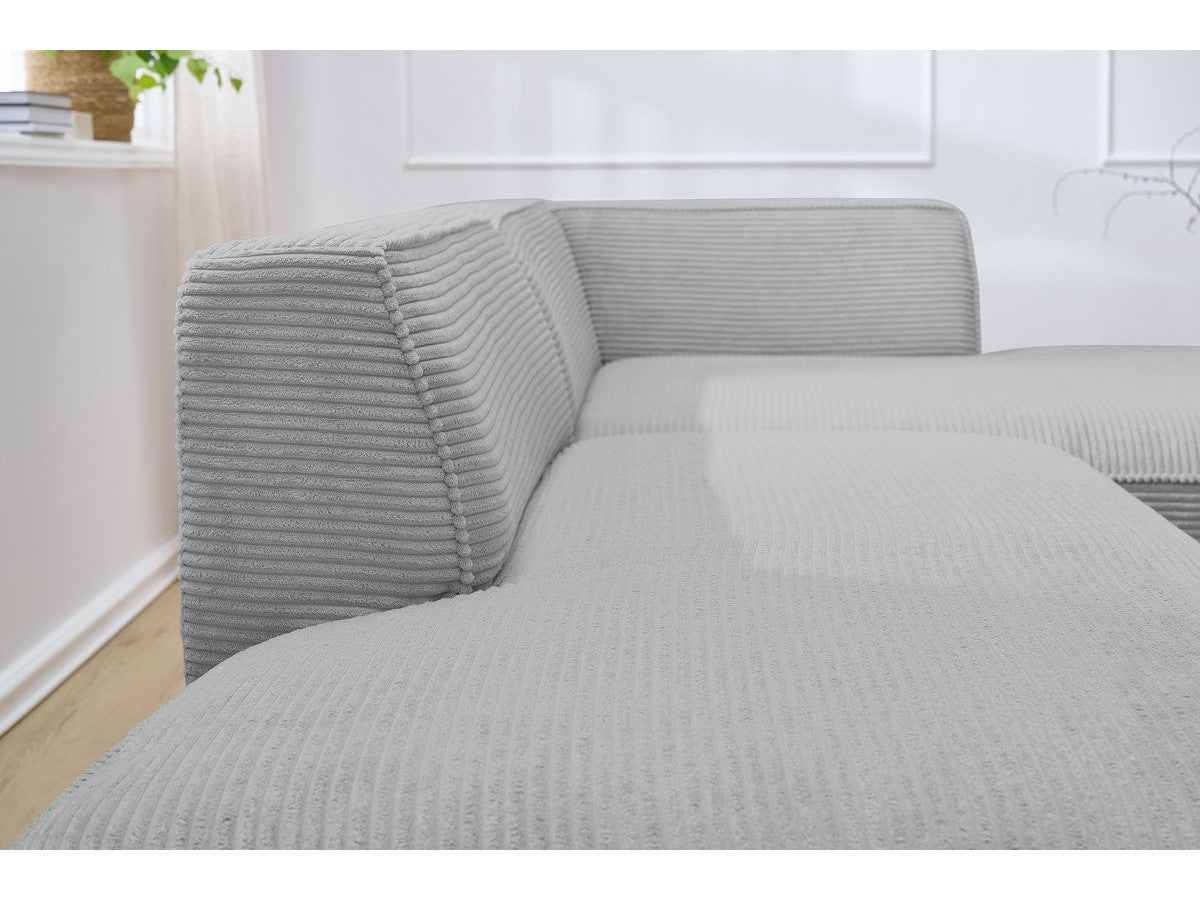 Kampinė sofa MEGEVE veliūrinė šviesiai pilka su patogia sėdima zona