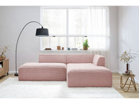 Kampinė sofa MEGEVE veliūrinė rožinė šviesiame minimalistiniame kambaryje