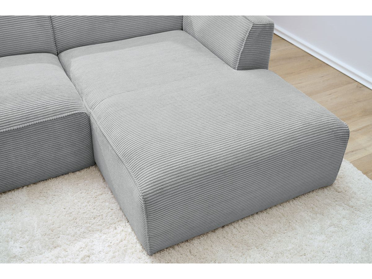 Kampinė sofa MEGEVE veliūrinė šviesiai pilka minimalistinio dizaino kambaryje