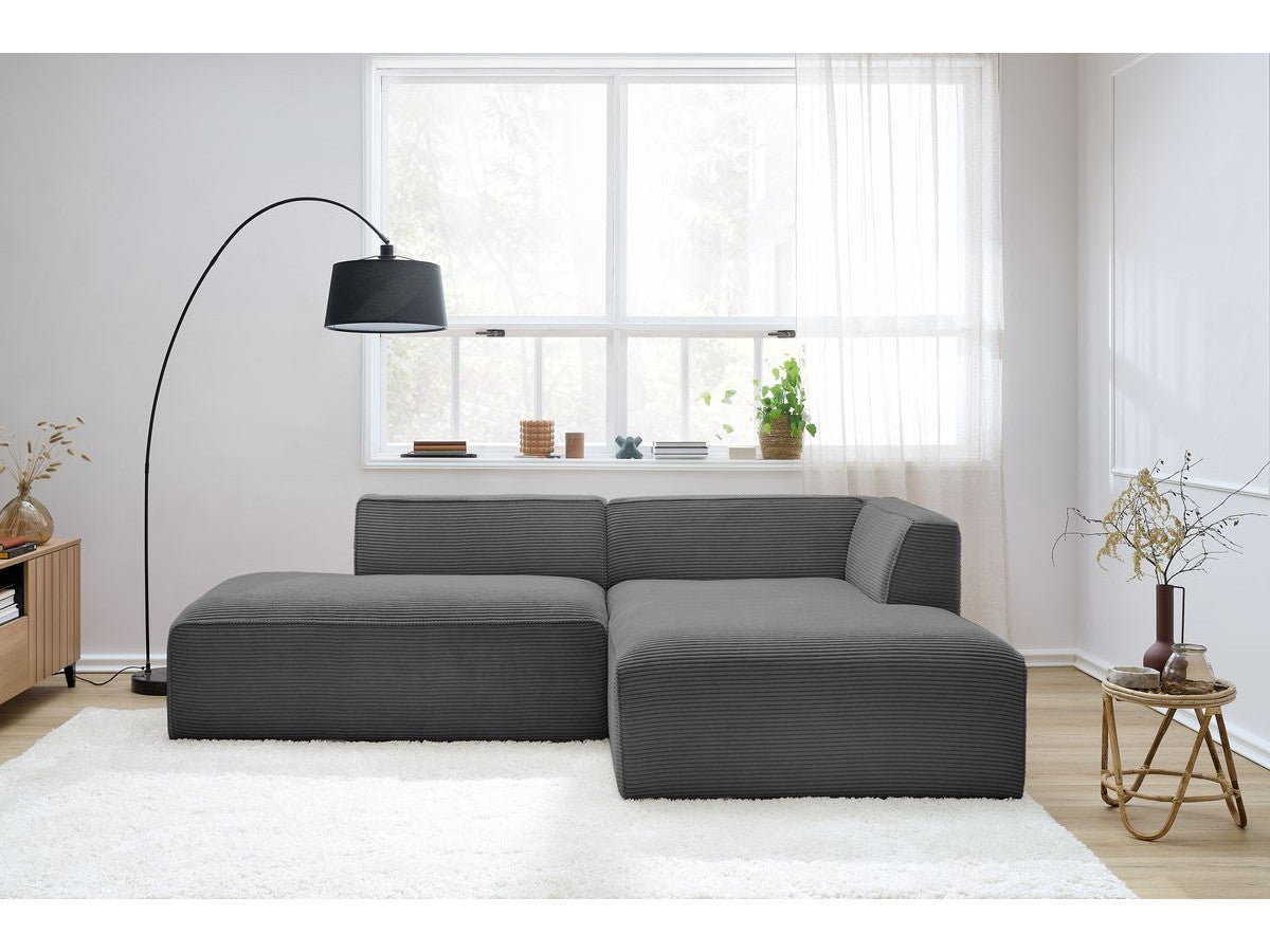 Kampinė sofa MEGEVE veliūrinė tamsiai pilka praktiškame interjere