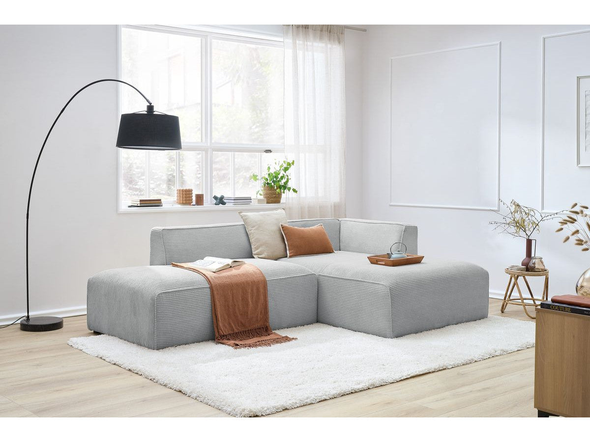 Kampinė sofa MEGEVE veliūrinė šviesiai pilka moderniame interjere