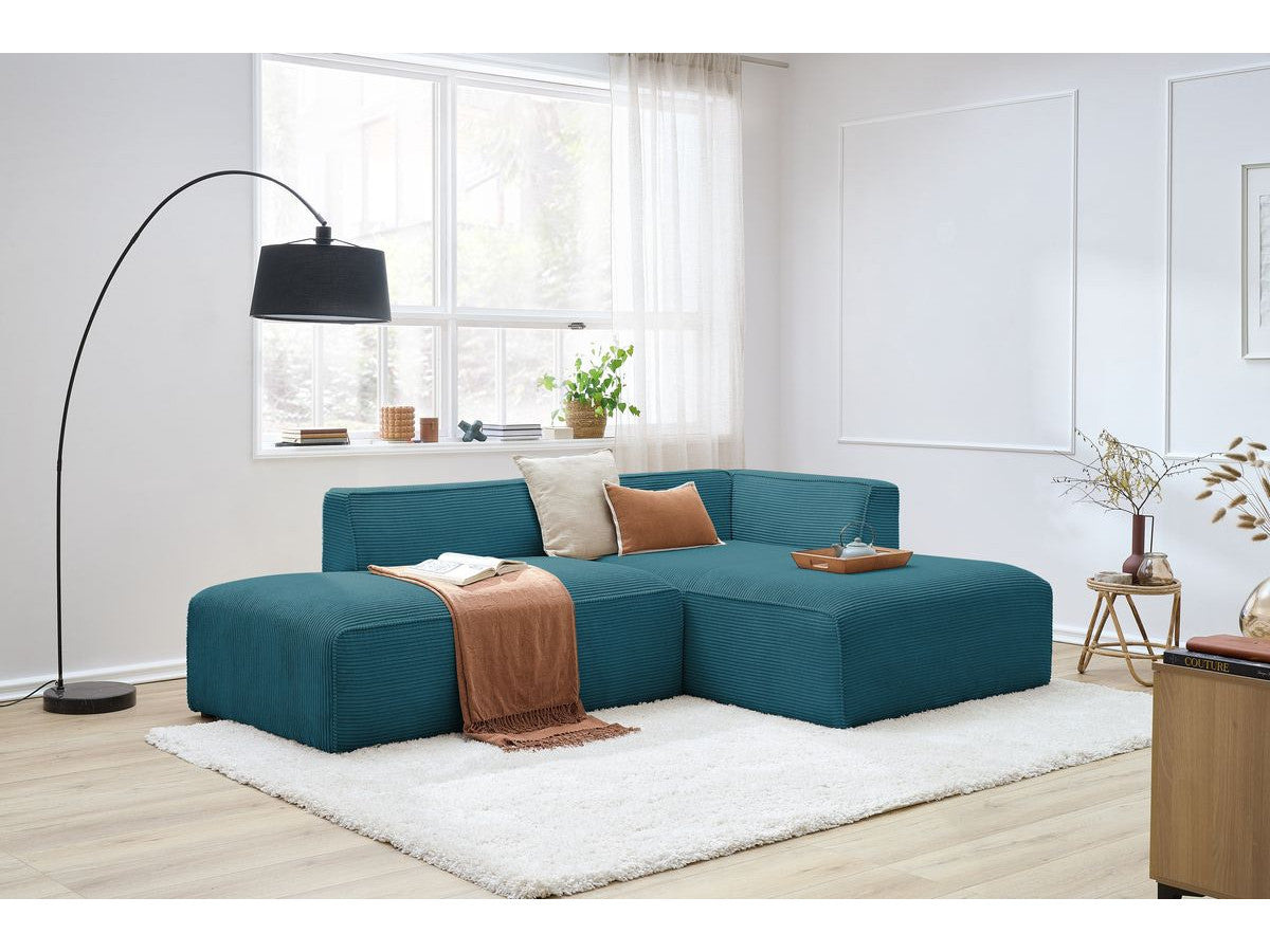 Kampinė sofa MEGEVE veliūrinė tamsiai mėlyna moderniame interjere