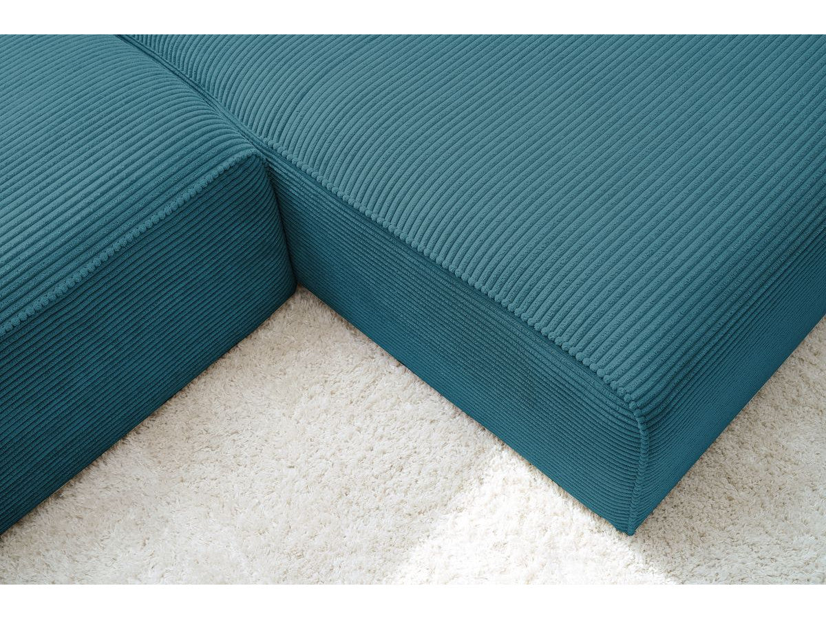 Kampinė sofa MEGEVE veliūrinė tamsiai mėlyna minimalistiniame kambaryje