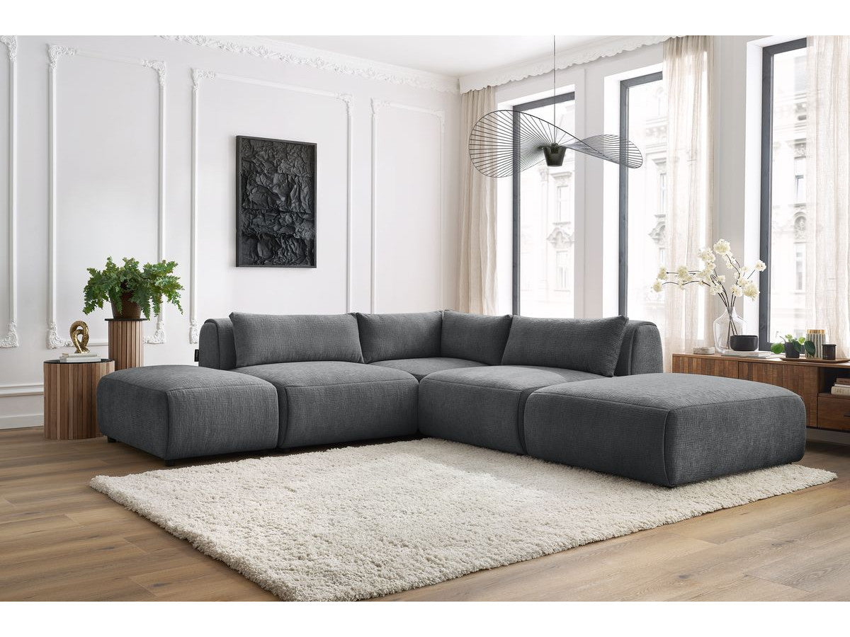 Kampinė sofa JEANNE, 2 moduliai + kampas + 2 pufai, tamsiai pilka šalia kavos staliuko