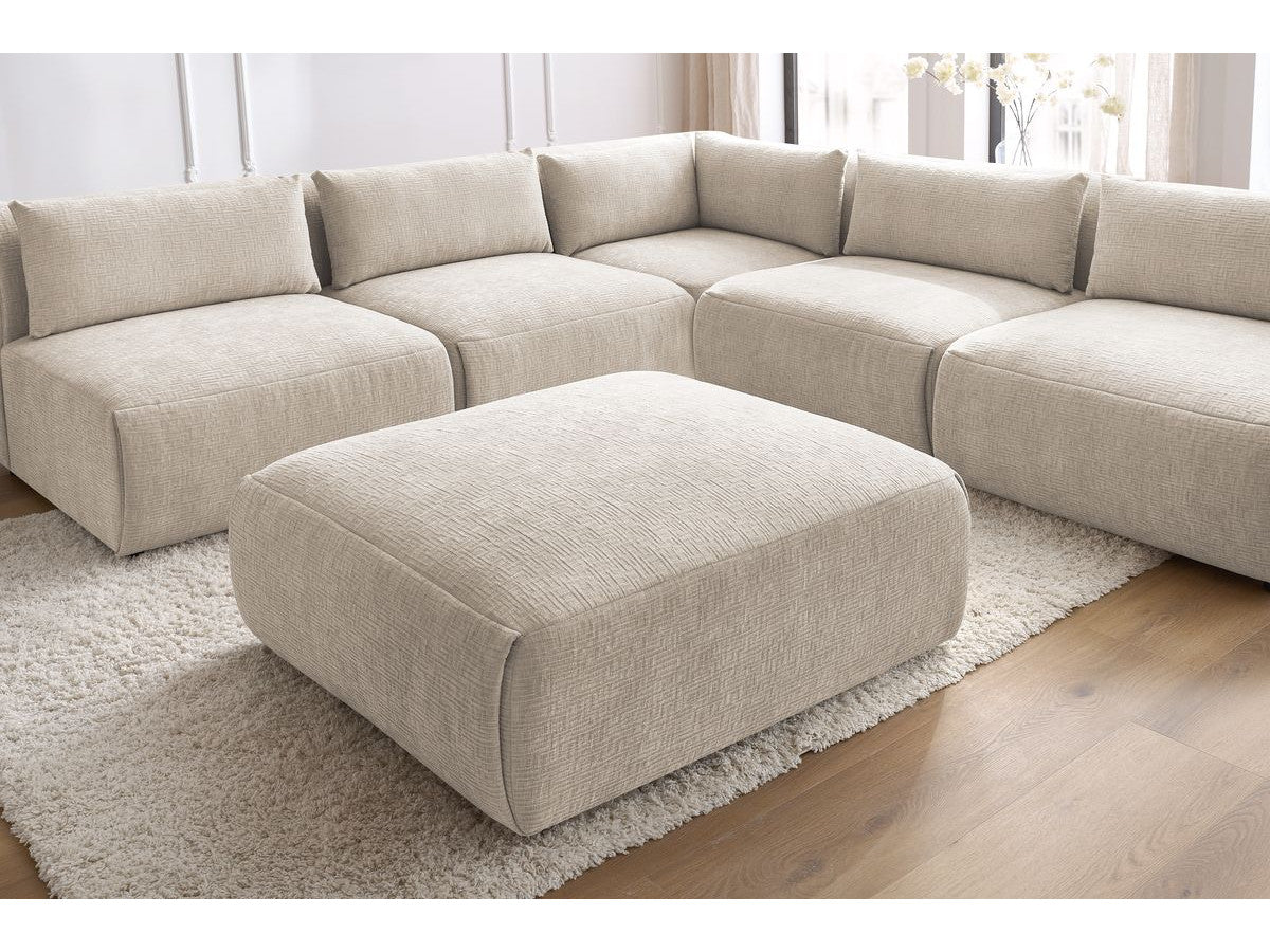 Kampinė sofa JEANNE, 4 moduliai + kampas + pufas, smėlinė svetainės interjere