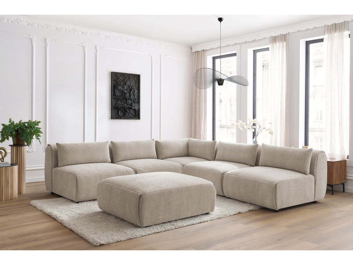 Kampinė sofa JEANNE, 4 moduliai + kampas + pufas, smėlinė šalia kavos staliuko