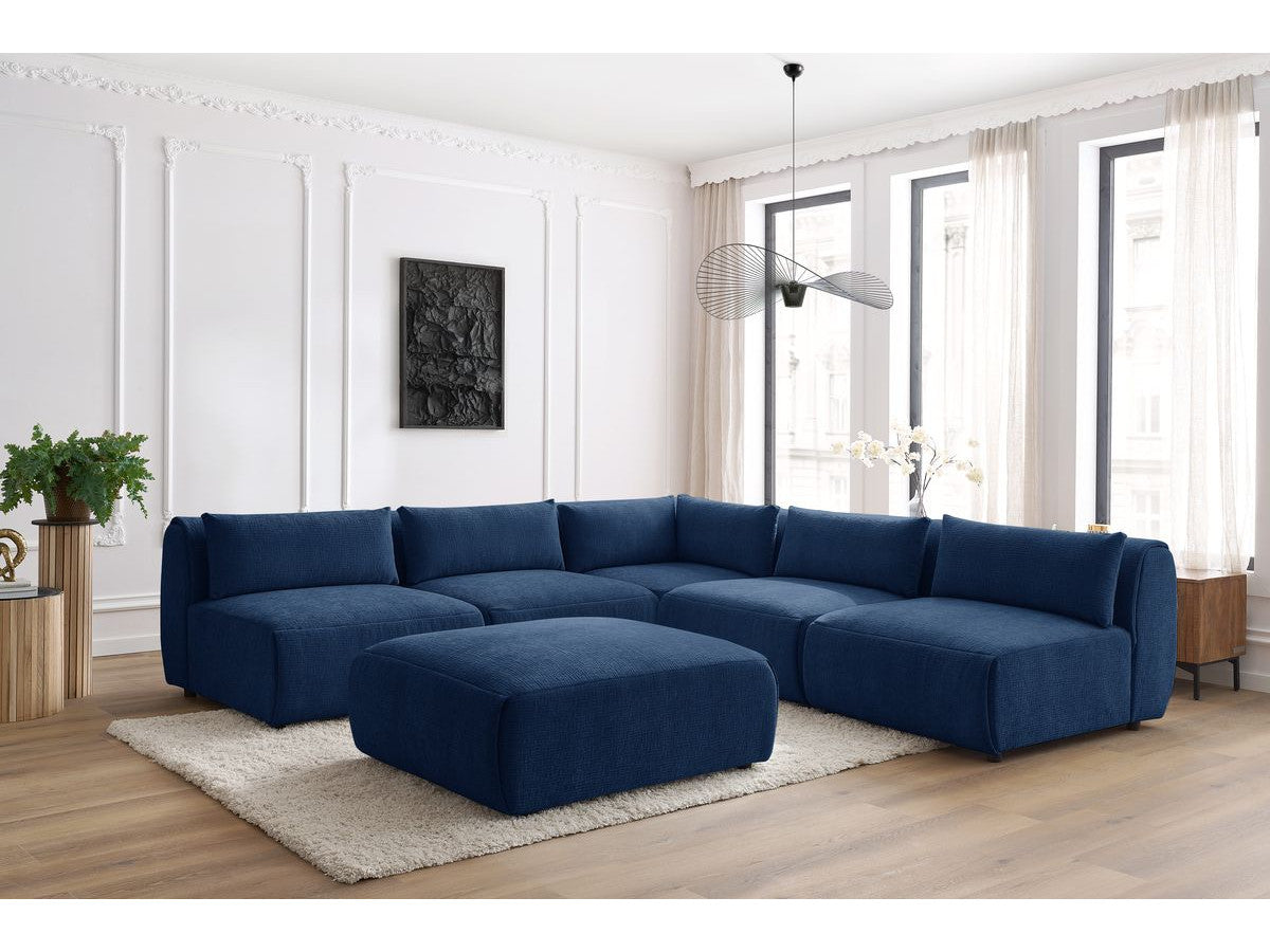 Kampinė sofa JEANNE, 4 moduliai + kampas + pufas, tamsiai mėlyna šalia kavos staliuko