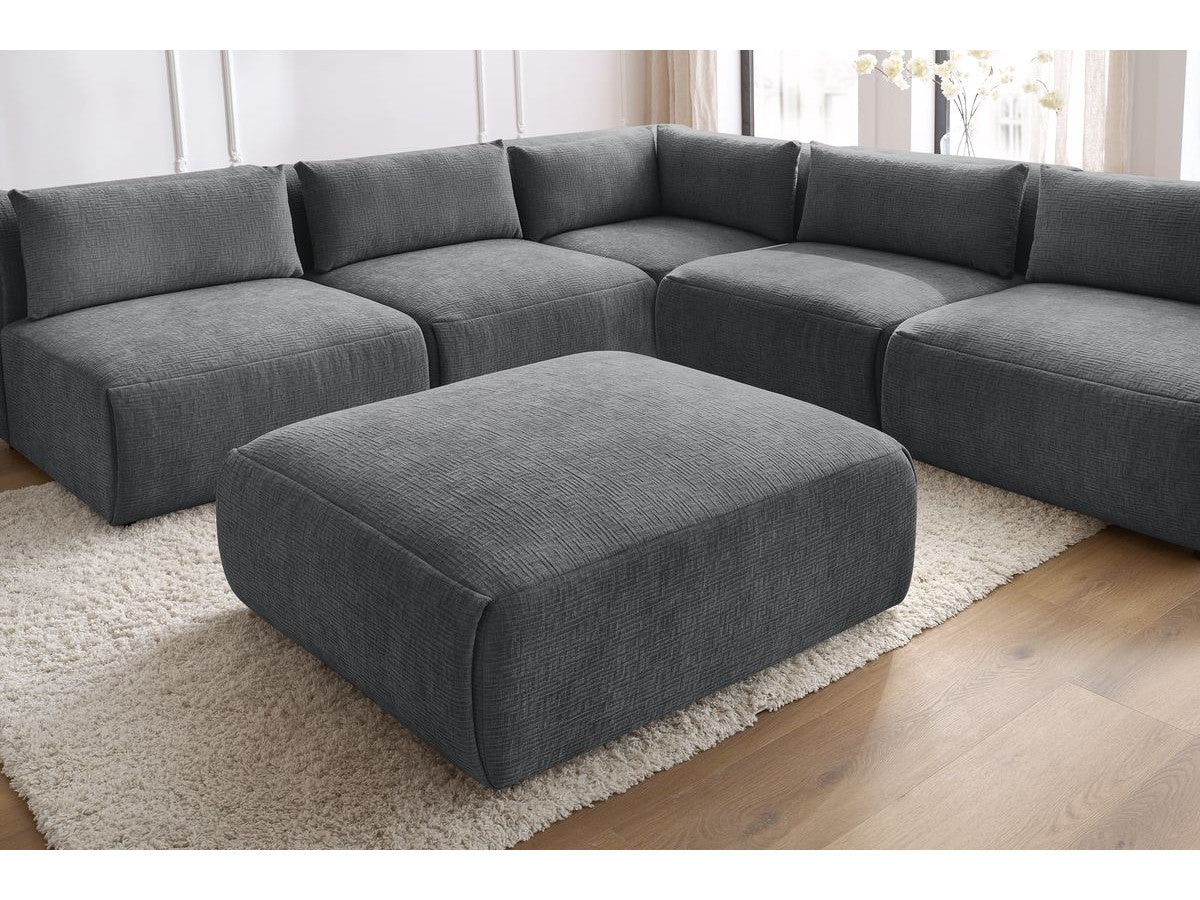 Kampinė sofa JEANNE, 4 moduliai + kampas + pufas, tamsiai pilka svetainės interjere