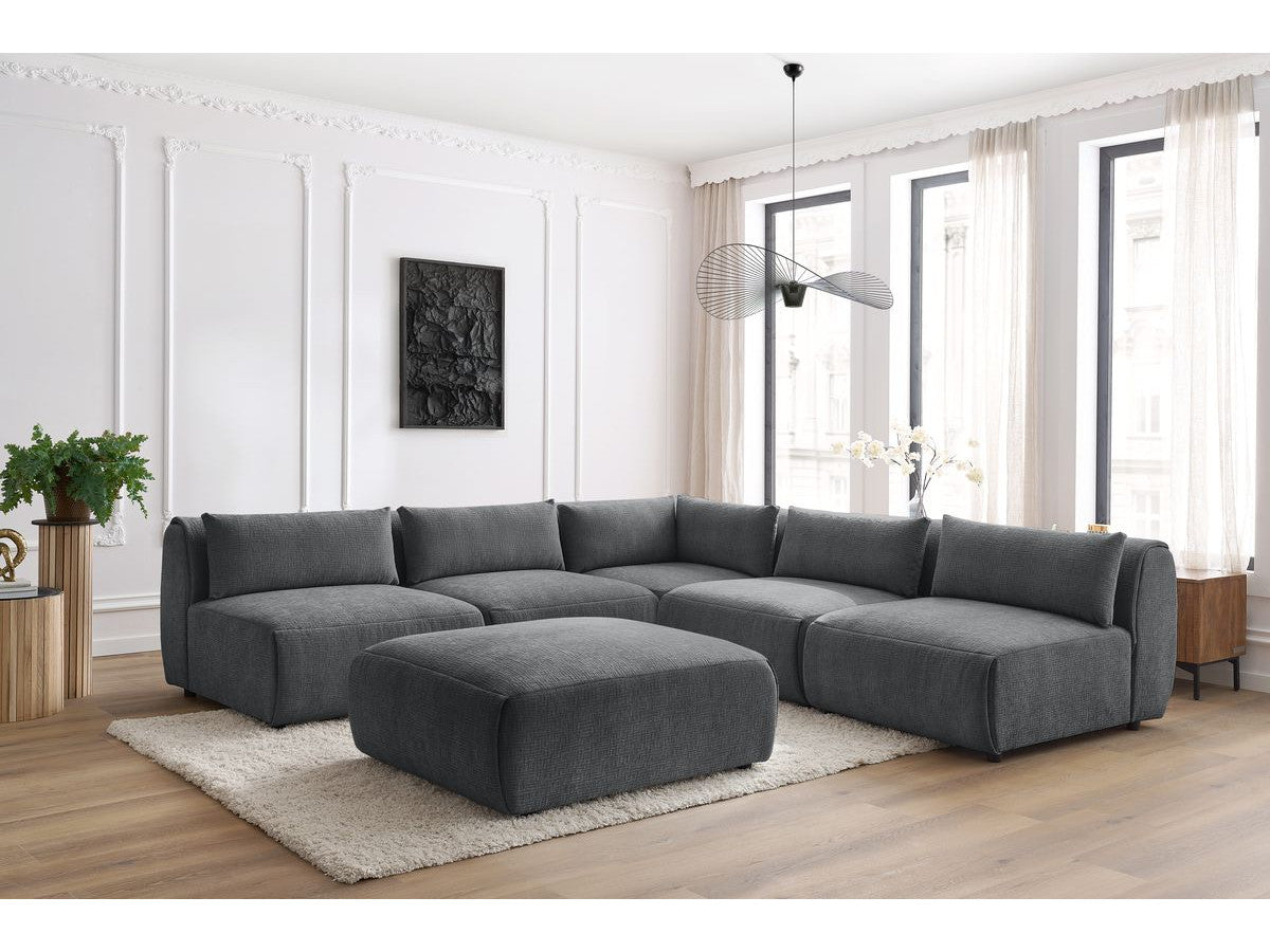 Kampinė sofa JEANNE, 4 moduliai + kampas + pufas, tamsiai pilka šalia kavos staliuko