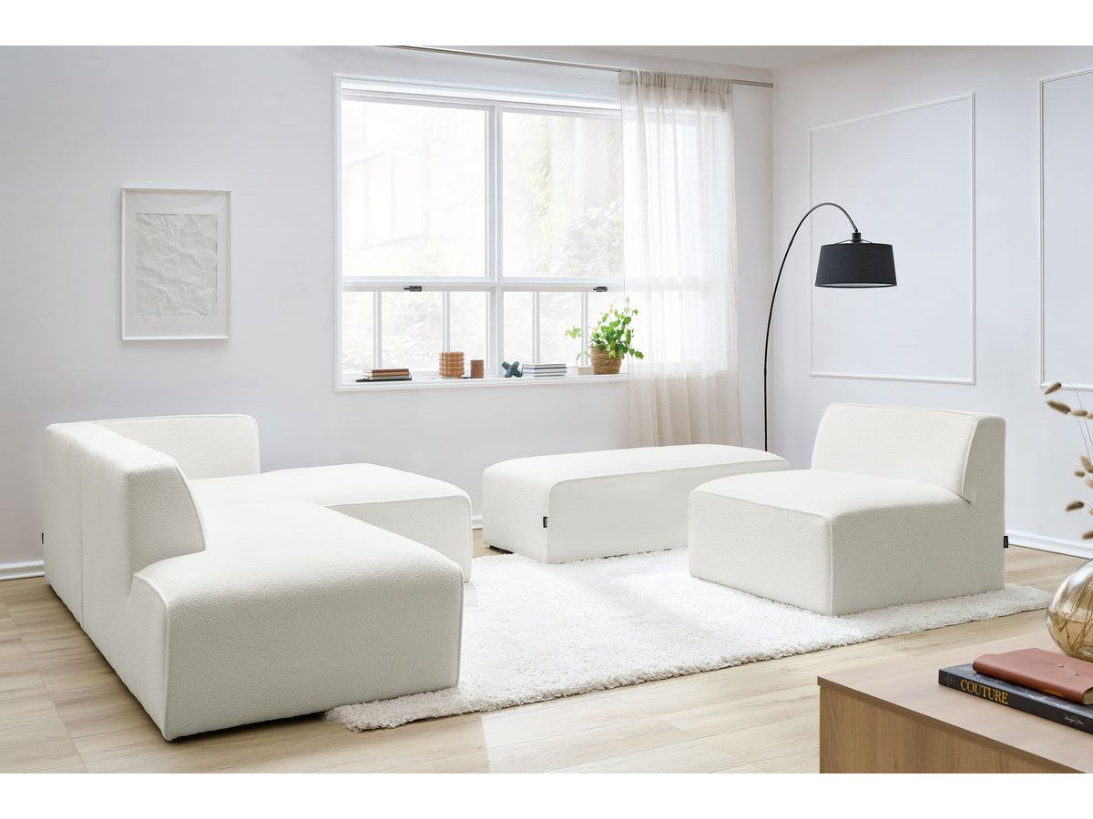 Kampinė modulinė sofa MEGEVE bouclé balta dešinė su foteliu ir pufu sėdimos dalies vaizdas