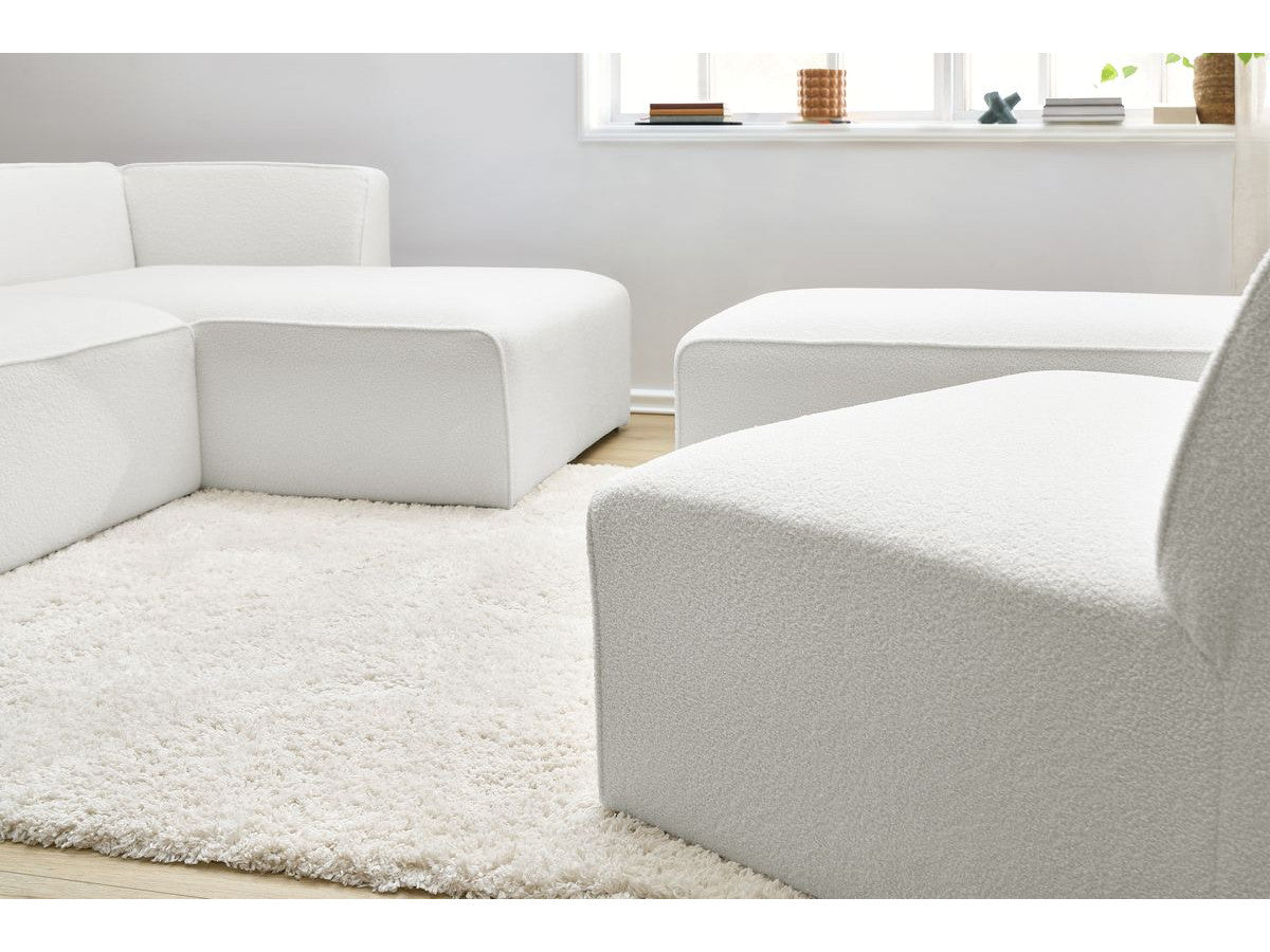 Kampinė modulinė sofa MEGEVE bouclé balta dešinė su foteliu ir pufu detalė iš arti