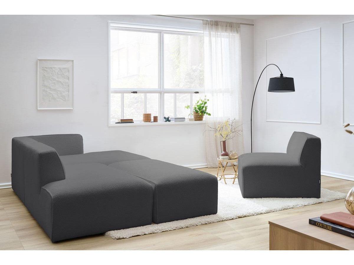 Kampinė modulinė sofa MEGEVE bouclé tamsiai pilka dešinė su foteliu ir pufu pufas šalia sofos