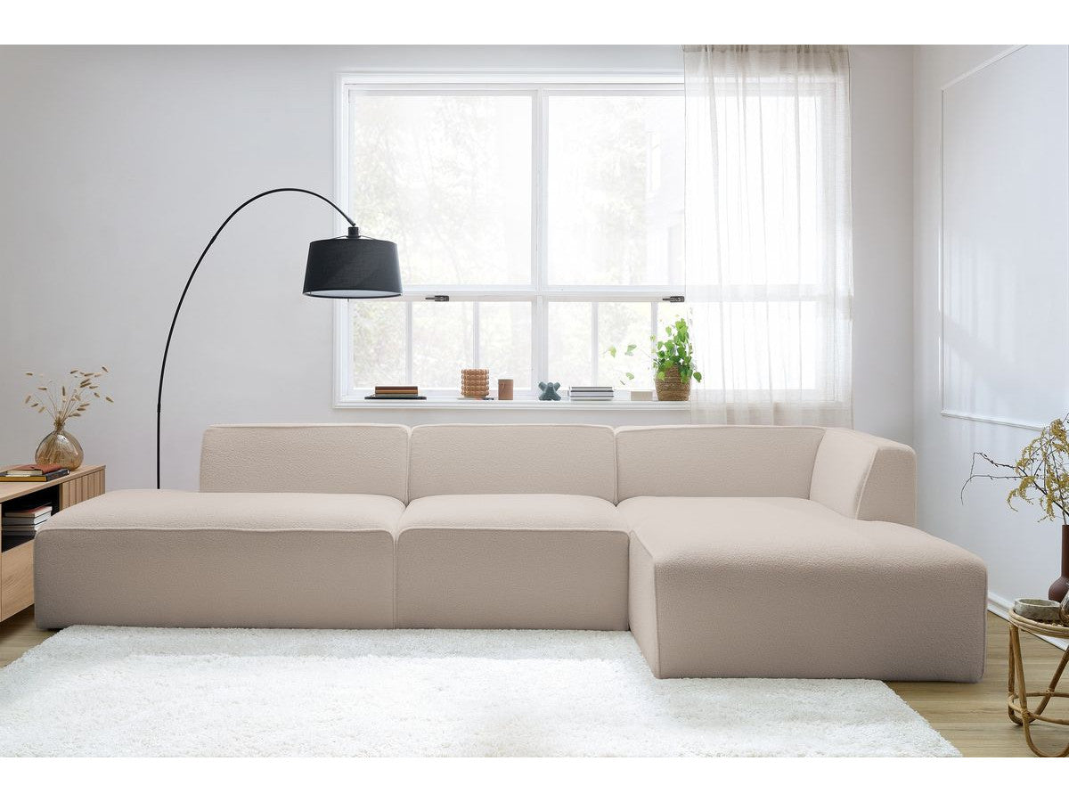 Kampinė modulinė sofa MEGEVE bouclé smėlio dešinė su foteliu ir pufu vaizdas iš šono
