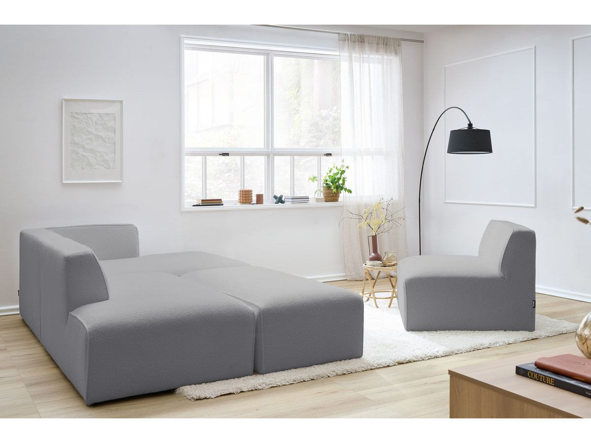 Kampinė modulinė sofa MEGEVE bouclé šviesiai pilka dešinė su foteliu ir pufu pufas šalia sofos