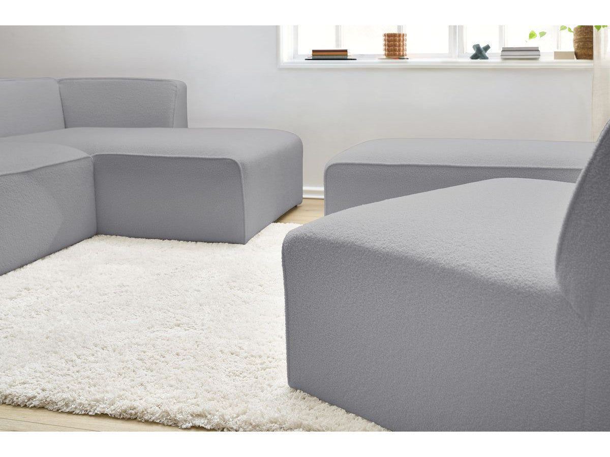 Kampinė modulinė sofa MEGEVE bouclé šviesiai pilka dešinė su foteliu ir pufu detalė iš arti