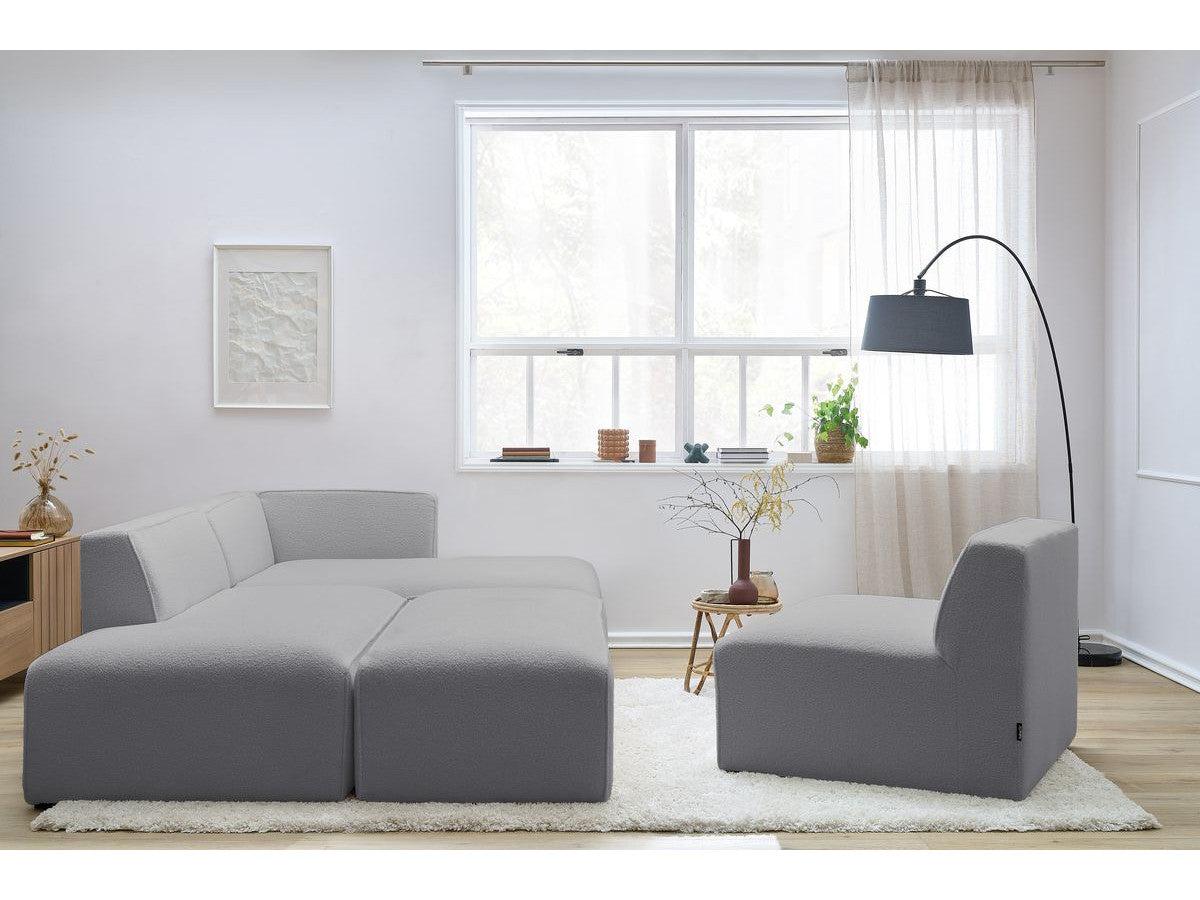 Kampinė modulinė sofa MEGEVE bouclé šviesiai pilka dešinė su foteliu ir pufu audinio tekstūra