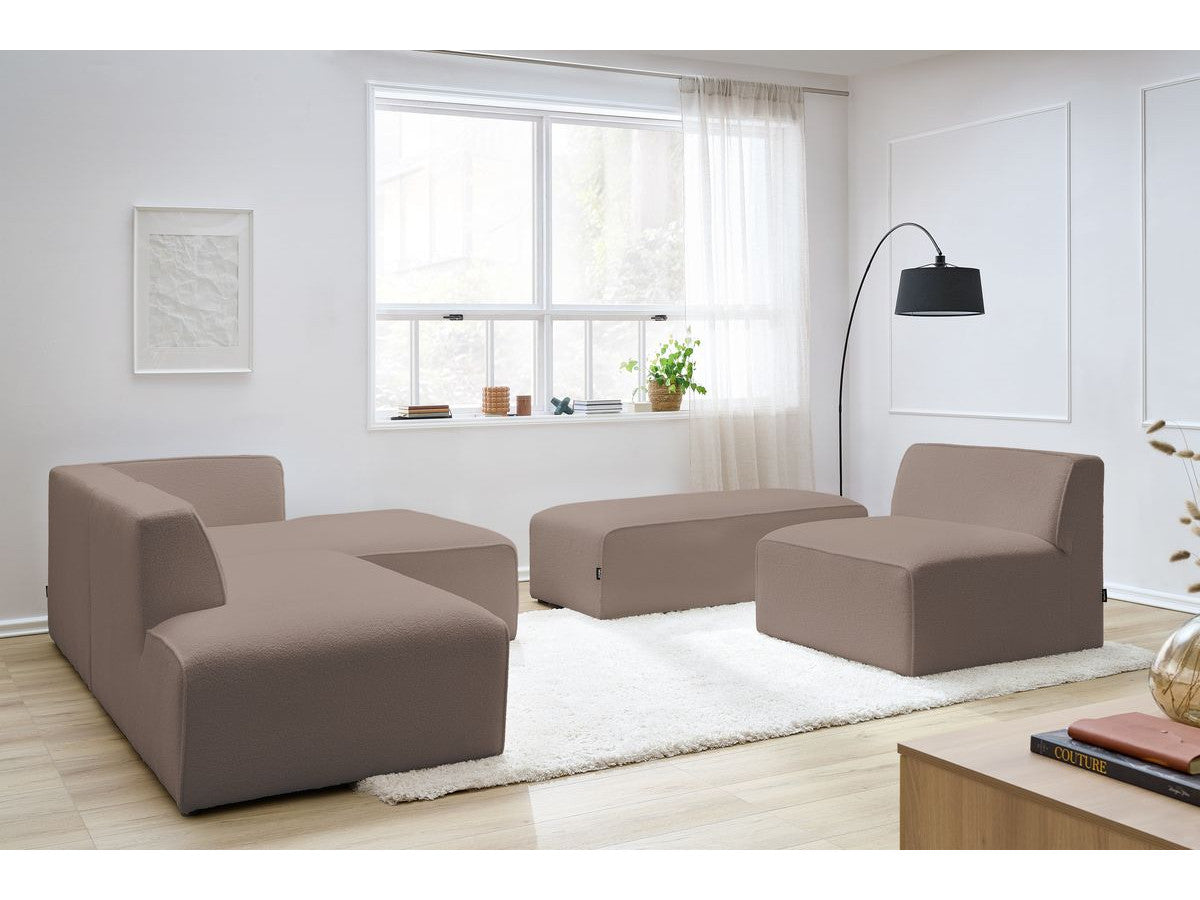 Kampinė modulinė sofa MEGEVE bouclé ruda dešinė su foteliu ir pufu sėdimos dalies vaizdas