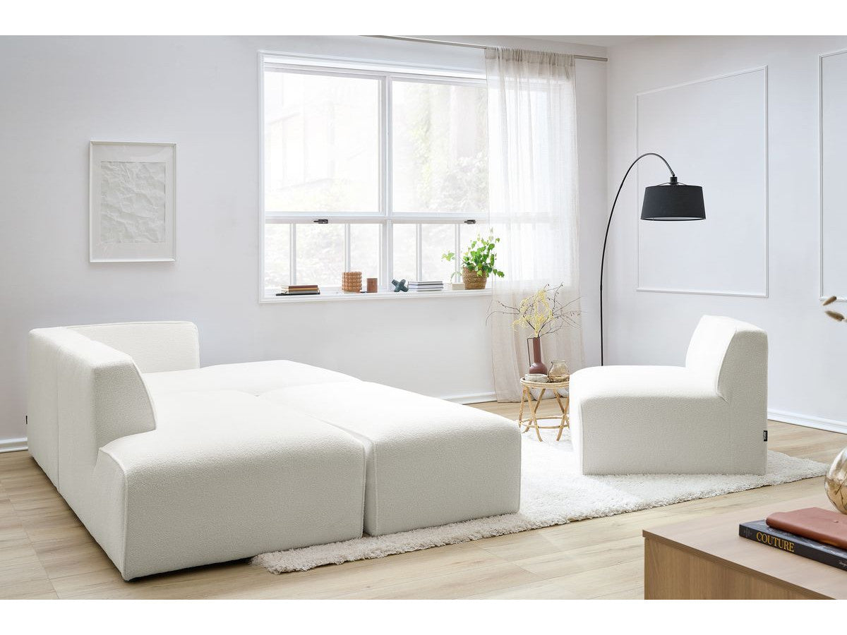 Kampinė modulinė sofa MEGEVE bouclé balta dešinė su foteliu ir pufu pufas šalia sofos