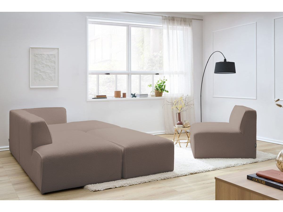 Kampinė modulinė sofa MEGEVE bouclé ruda dešinė su foteliu ir pufu pufas šalia sofos