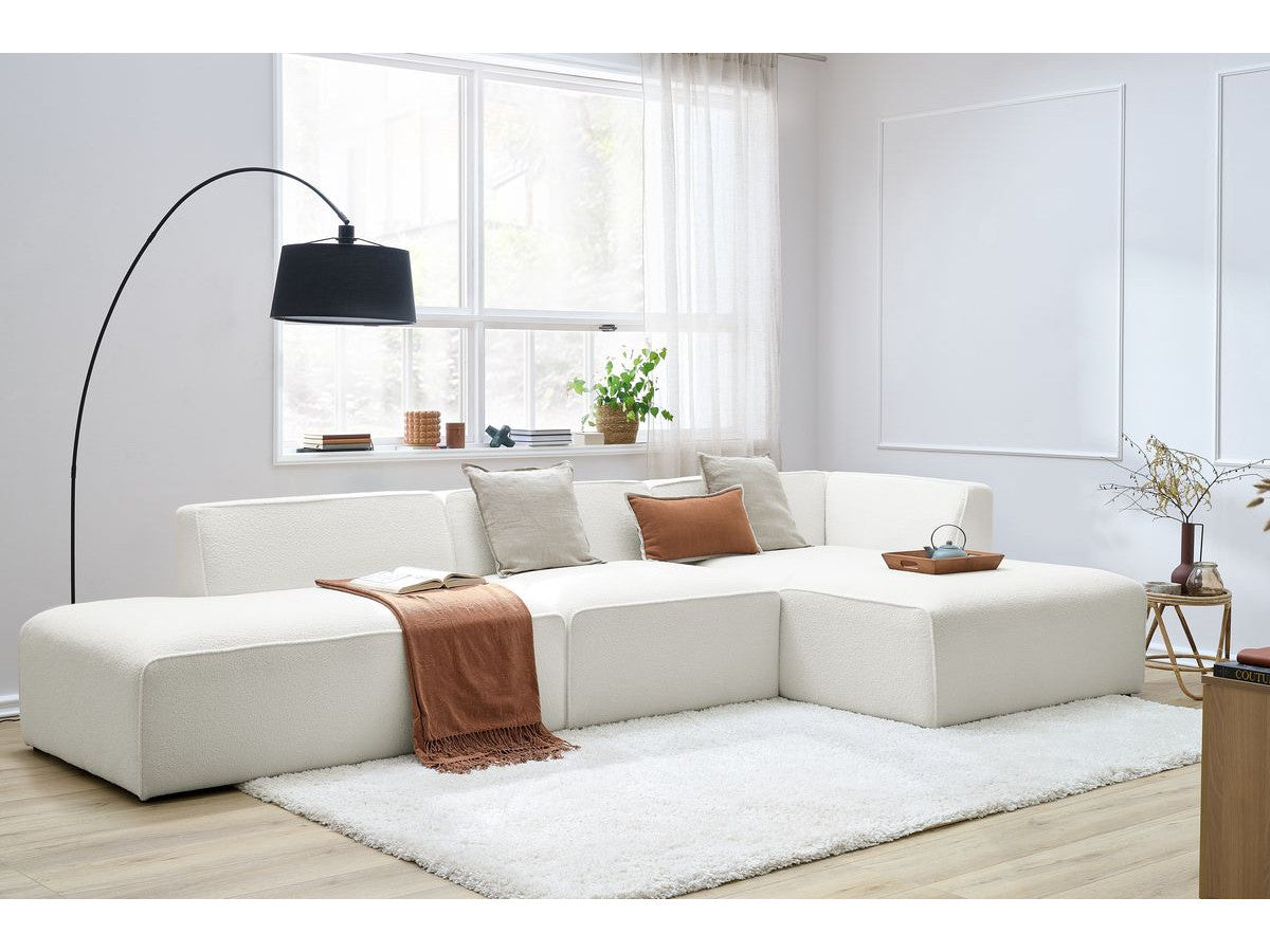 Kampinė modulinė sofa MEGEVE bouclé balta dešinė su foteliu ir pufu žemas siluetas