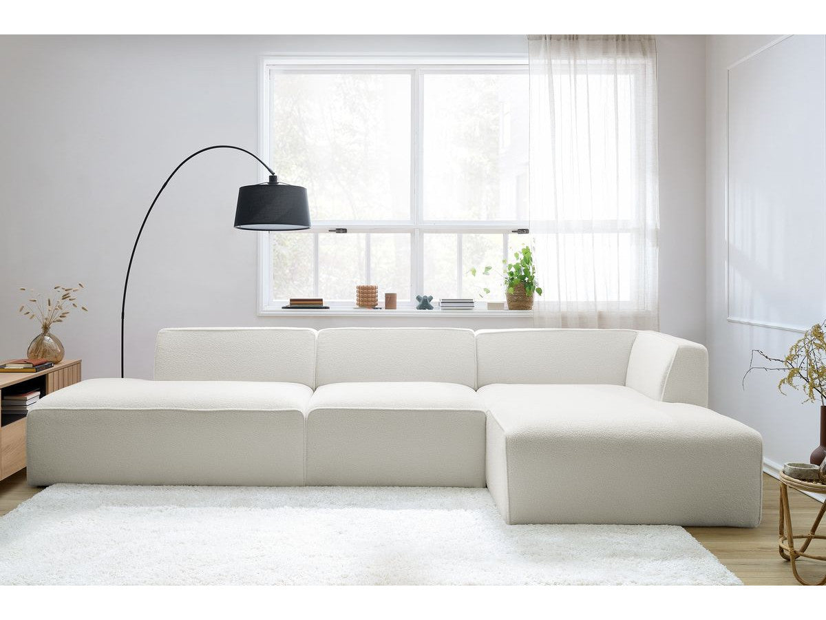 Kampinė modulinė sofa MEGEVE bouclé balta dešinė su foteliu ir pufu vaizdas iš šono