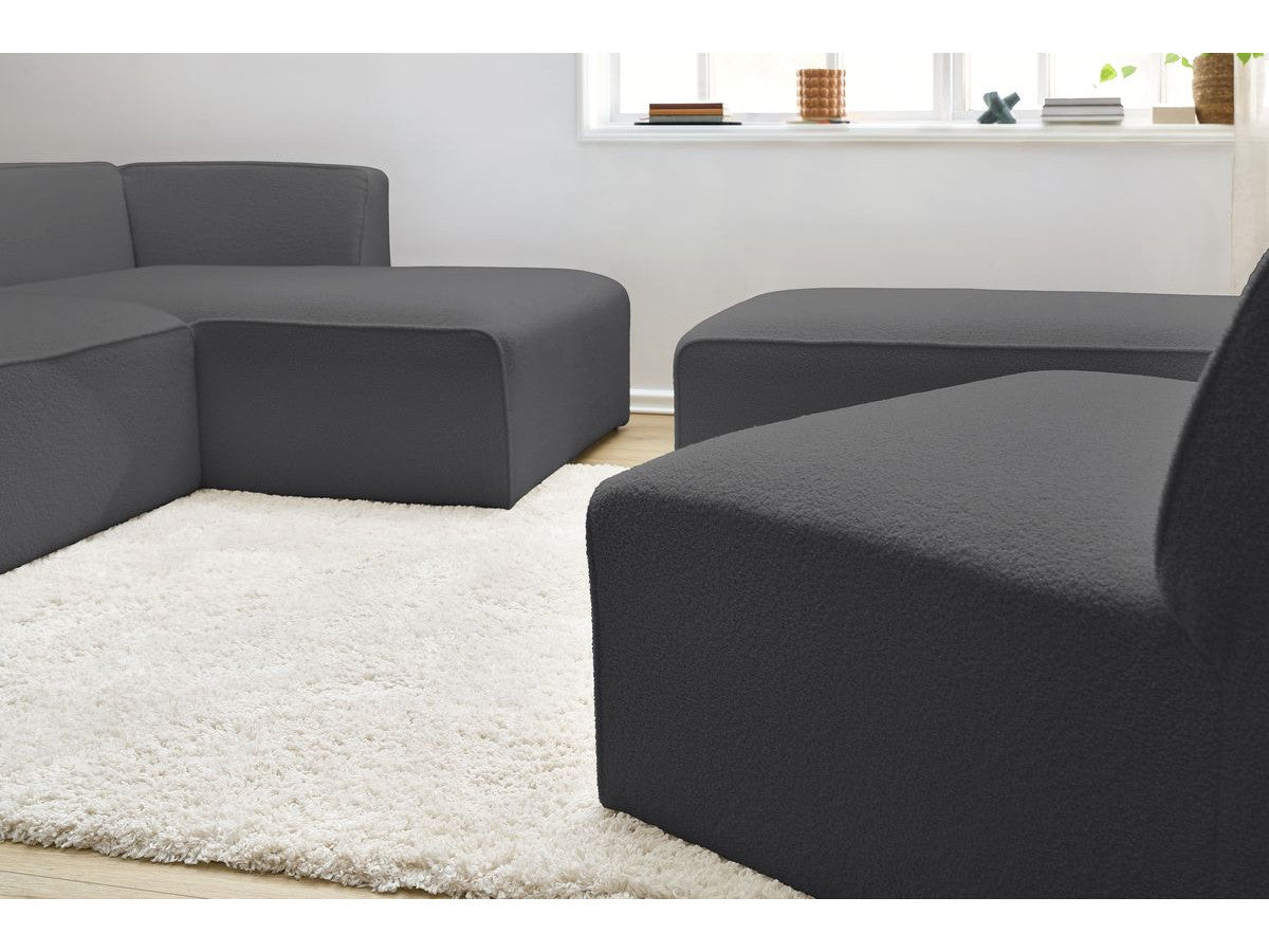 Kampinė modulinė sofa MEGEVE bouclé tamsiai pilka dešinė su foteliu ir pufu detalė iš arti
