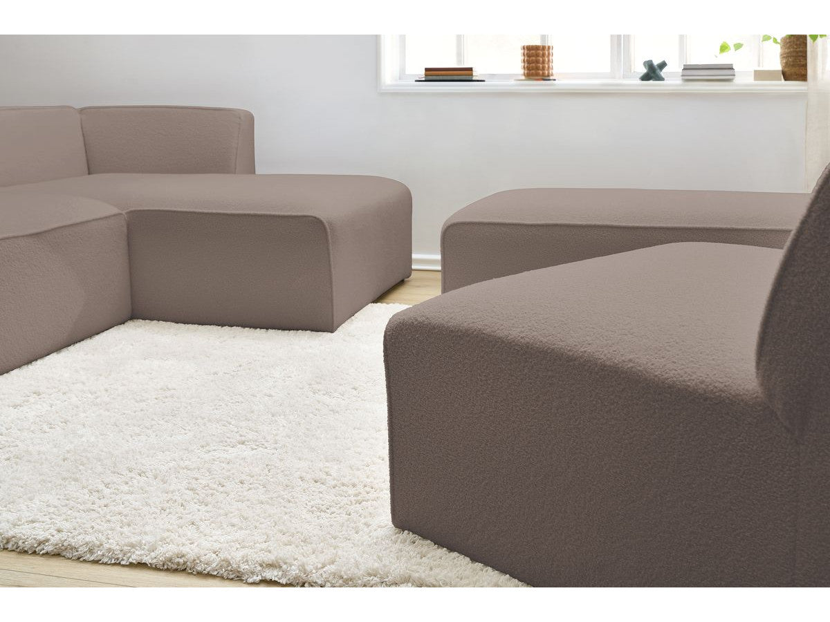 Kampinė modulinė sofa MEGEVE bouclé ruda dešinė su foteliu ir pufu detalės priartinimas
