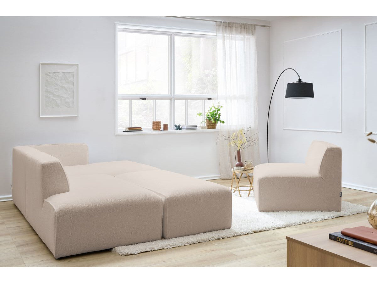 Kampinė modulinė sofa MEGEVE bouclé smėlio dešinė su foteliu ir pufu pufas šalia sofos