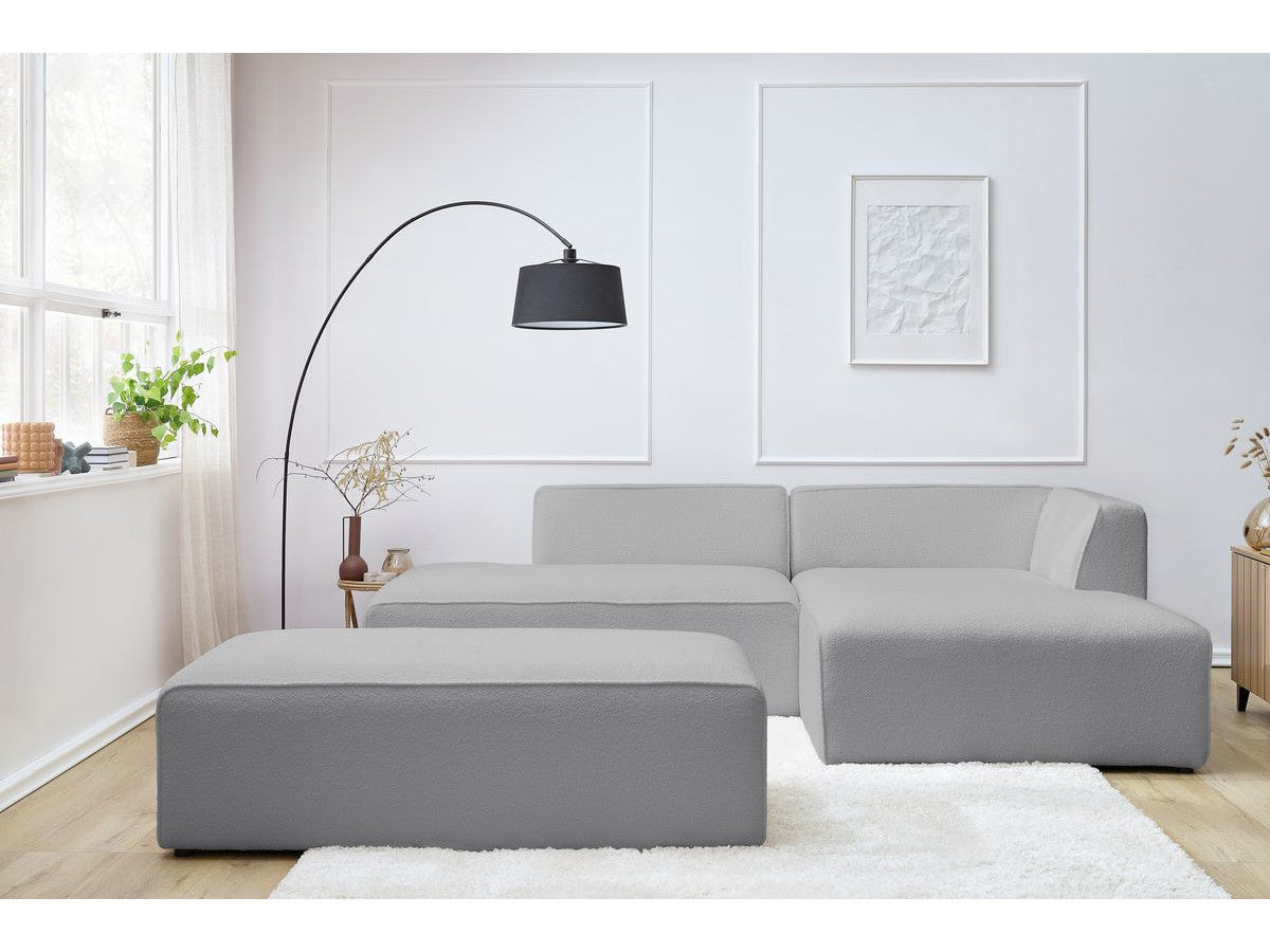 Kampinė sofa MEGEVE šviesiai pilka spalva dešininis kampas su pufu pufas priekyje
