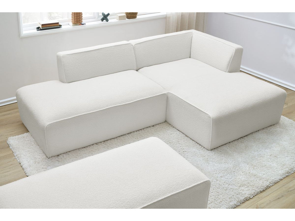 Kampinė sofa MEGEVE balta spalva dešininis kampas su pufu detalė iš arti