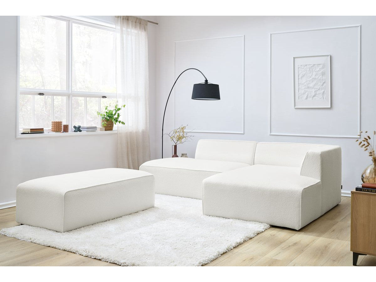 Kampinė sofa MEGEVE balta spalva dešininis kampas su pufu bendras vaizdas