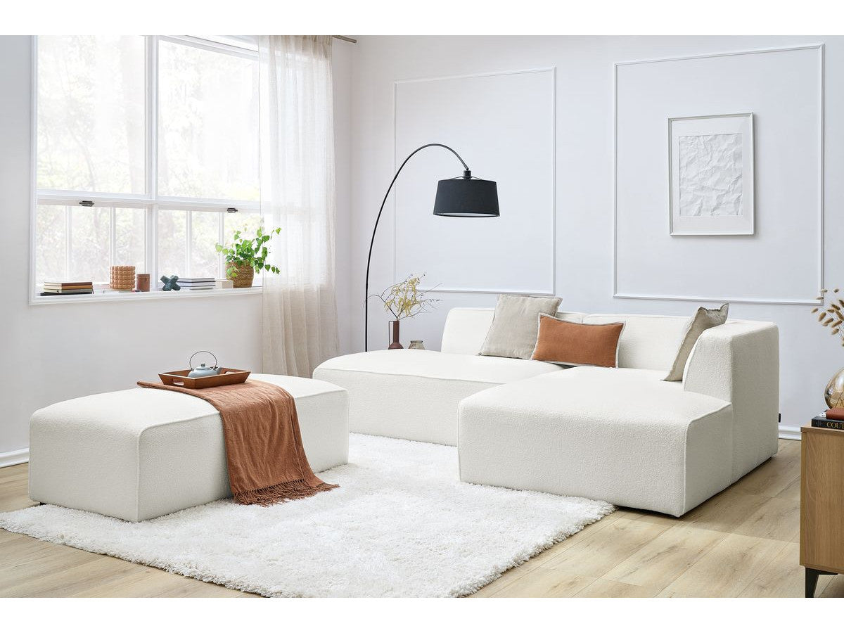 Kampinė sofa MEGEVE balta spalva dešininis kampas su pufu moderniame interjere