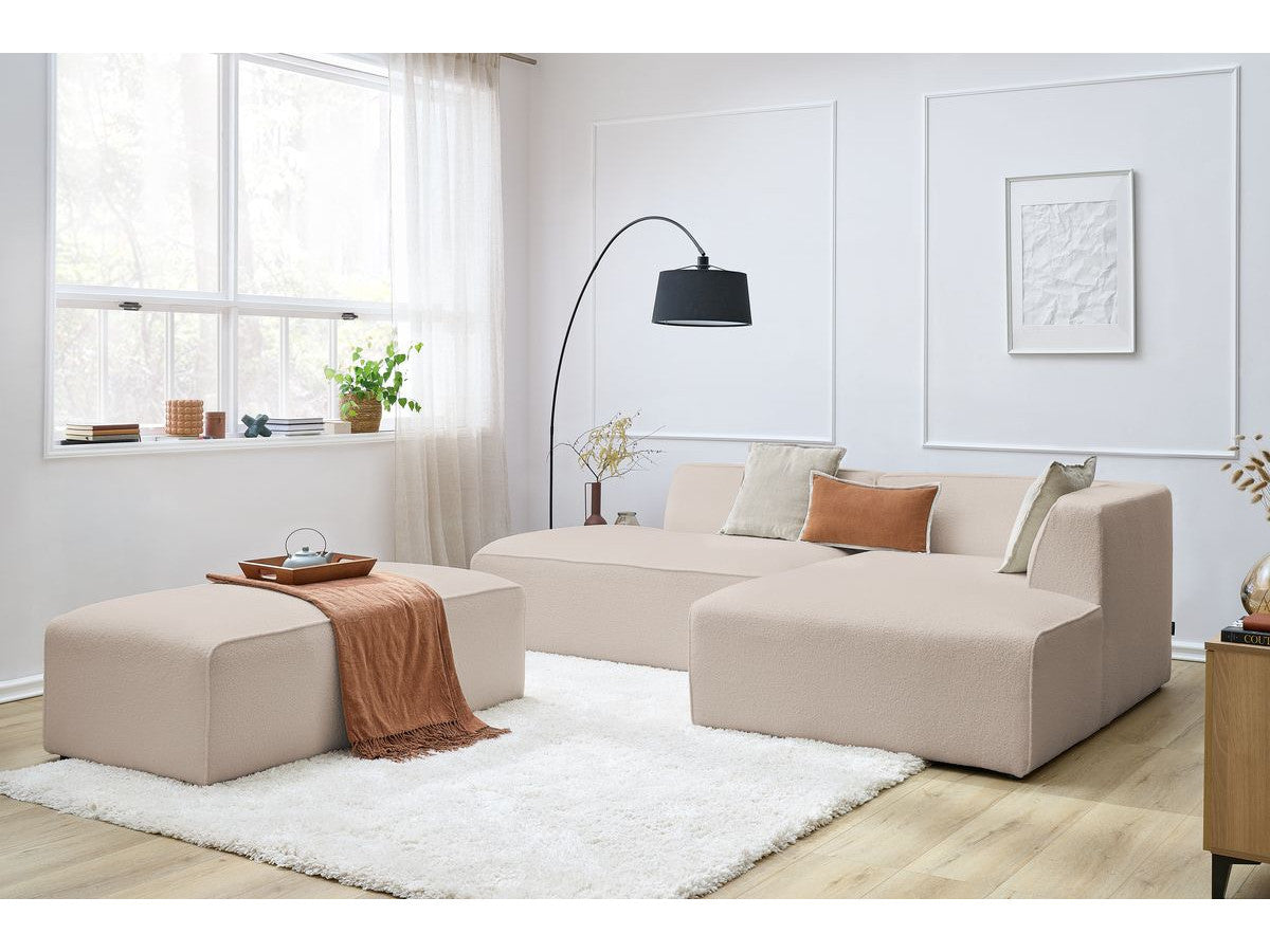 Modulinė kampinė sofa MEGEVE su pufu dienos šviesoje fotografuota