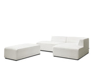 Kampinė sofa MEGEVE balta spalva dešininis kampas su pufu svetainėje