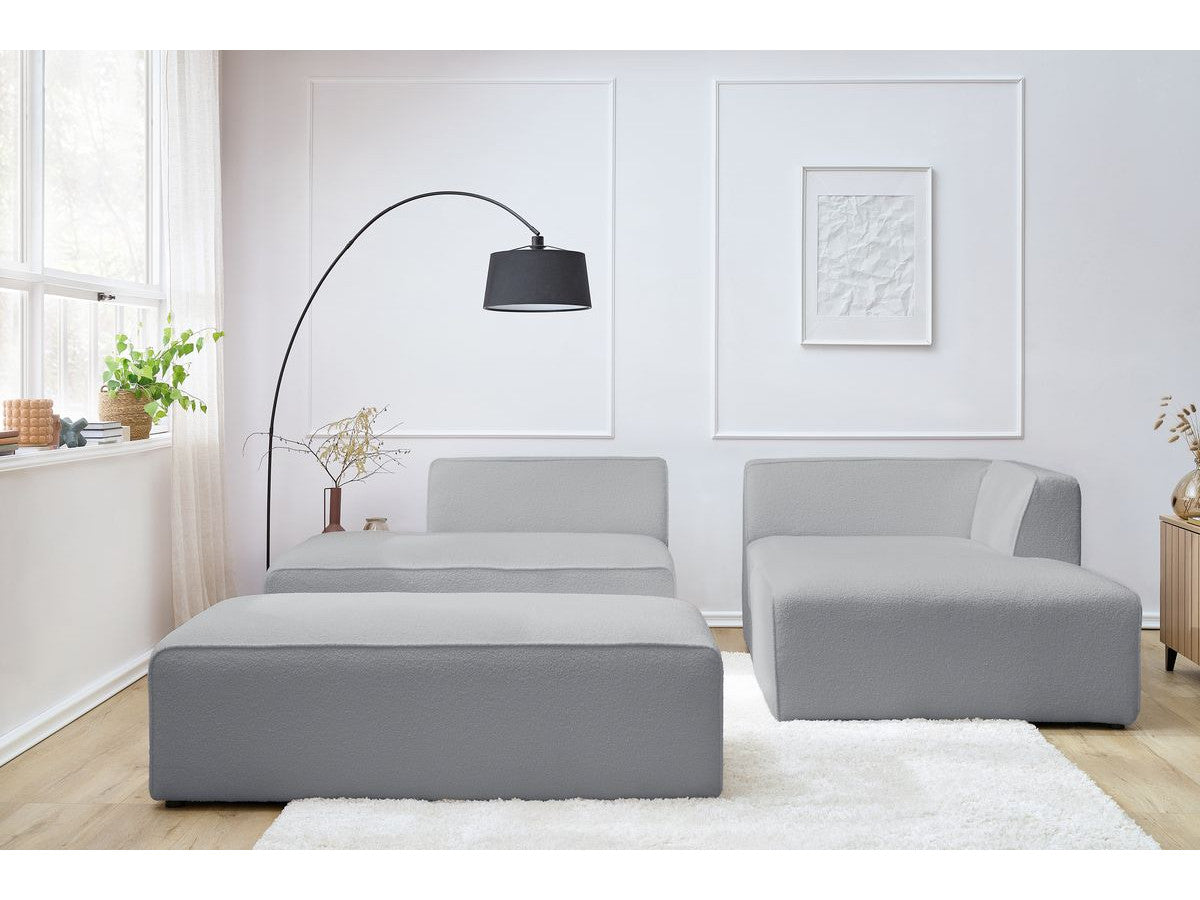Kampinė sofa MEGEVE šviesiai pilka spalva dešininis kampas su pufu pufas kaip pakojis