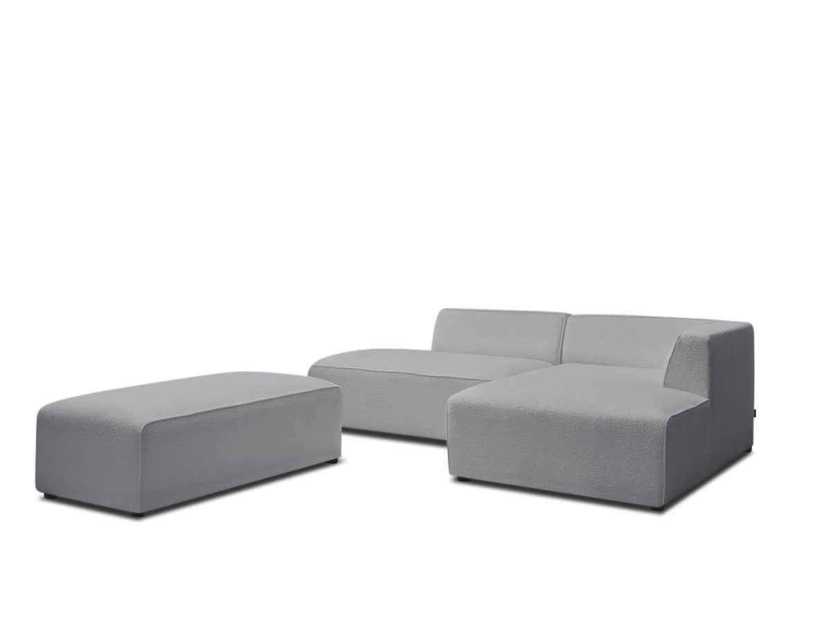 Kampinė sofa MEGEVE šviesiai pilka spalva dešininis kampas su pufu svetainėje