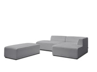 Kampinė sofa MEGEVE šviesiai pilka spalva dešininis kampas su pufu svetainėje
