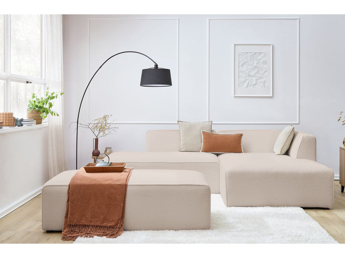 Modulinė kampinė sofa MEGEVE su pufu su moduline konstrukcija interjere