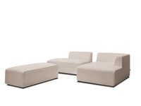 Modulinė kampinė sofa MEGEVE su pufu jaukiai apšviestoje svetainėje