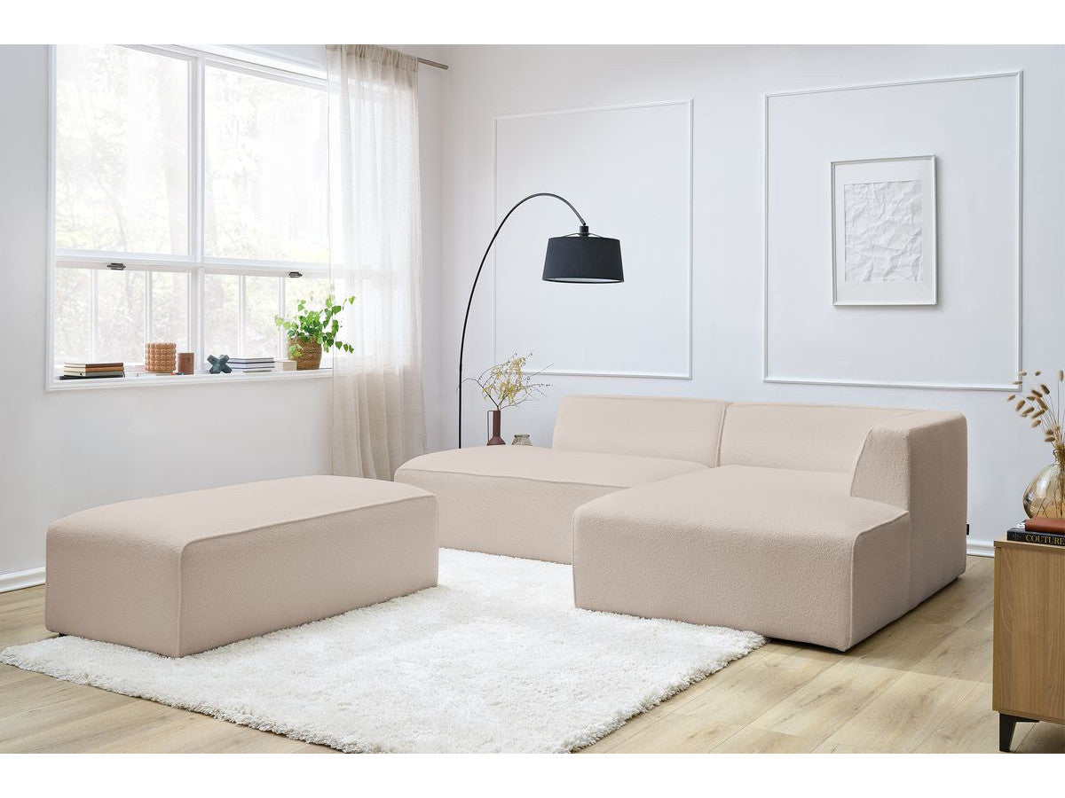 Modulinė kampinė sofa MEGEVE su pufu vakaro apšvietimo aplinkoje